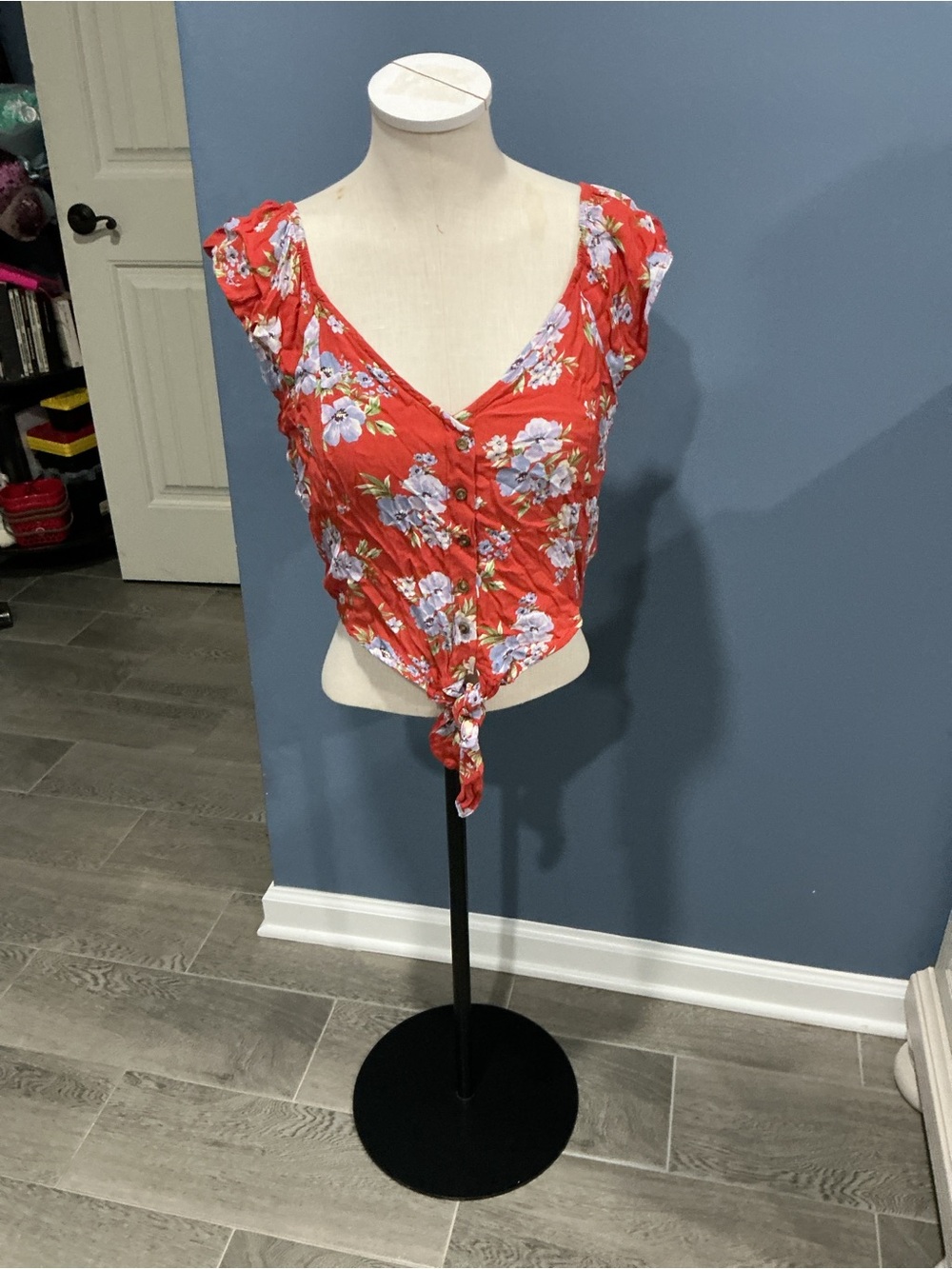 American Eagle Outfitters Red Floral Tie-Front Crop Top